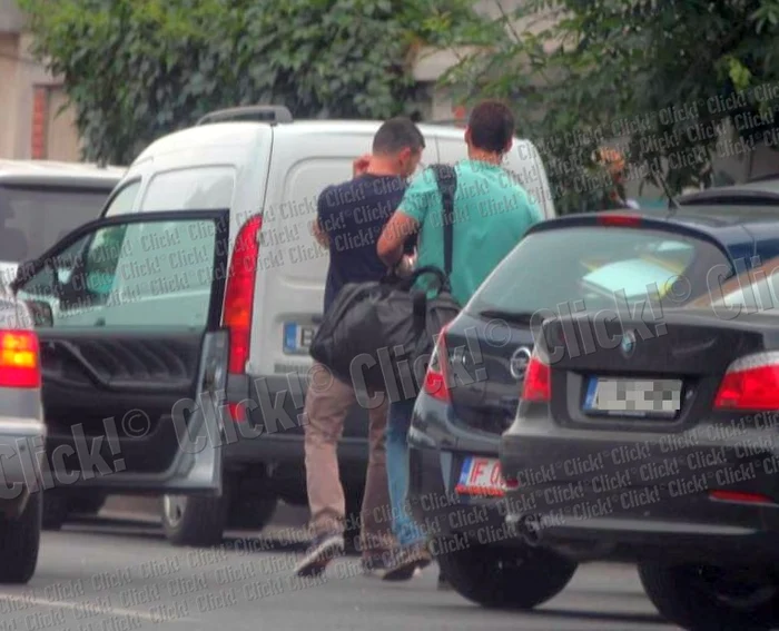 Mircea Badea îşi continuă programul de mers la sală, în timp ce Carmen Brumă are grijă de copil. (Foto: CAPS)