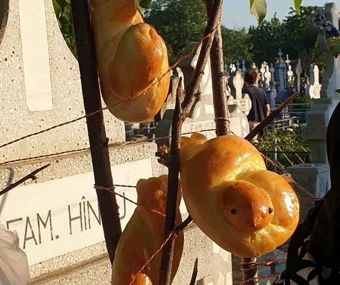 Cu pomul de Sf. Ilie în cimitir FOTO: Primăria Tulucești