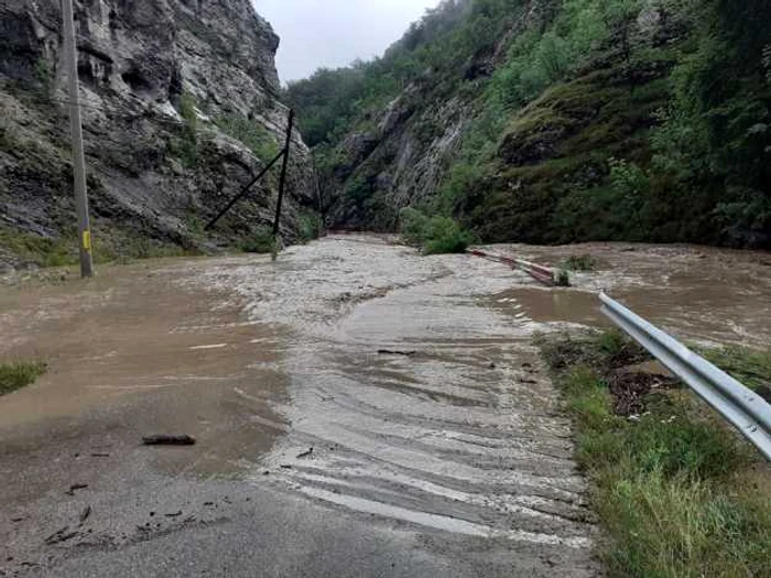 Drumul judeţean care trece prin Cheile Gălzii a fost acoperit de ape. Foto: Facebook/ Crăciun Vasile