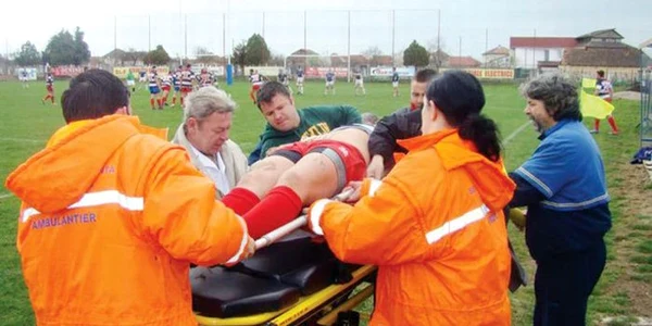 Alex Grădinaru a fost dus de pe teren direct la spital. Foto: www.prosport.ro