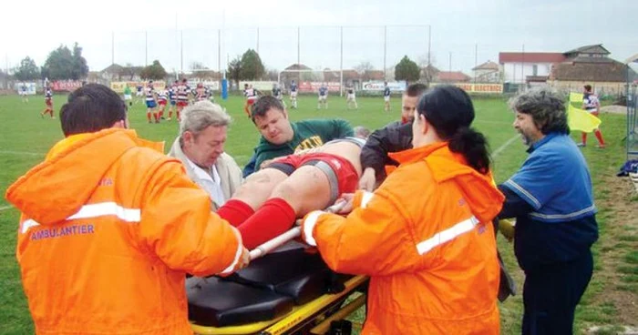 Alex Grădinaru a fost dus de pe teren direct la spital. Foto: www.prosport.ro