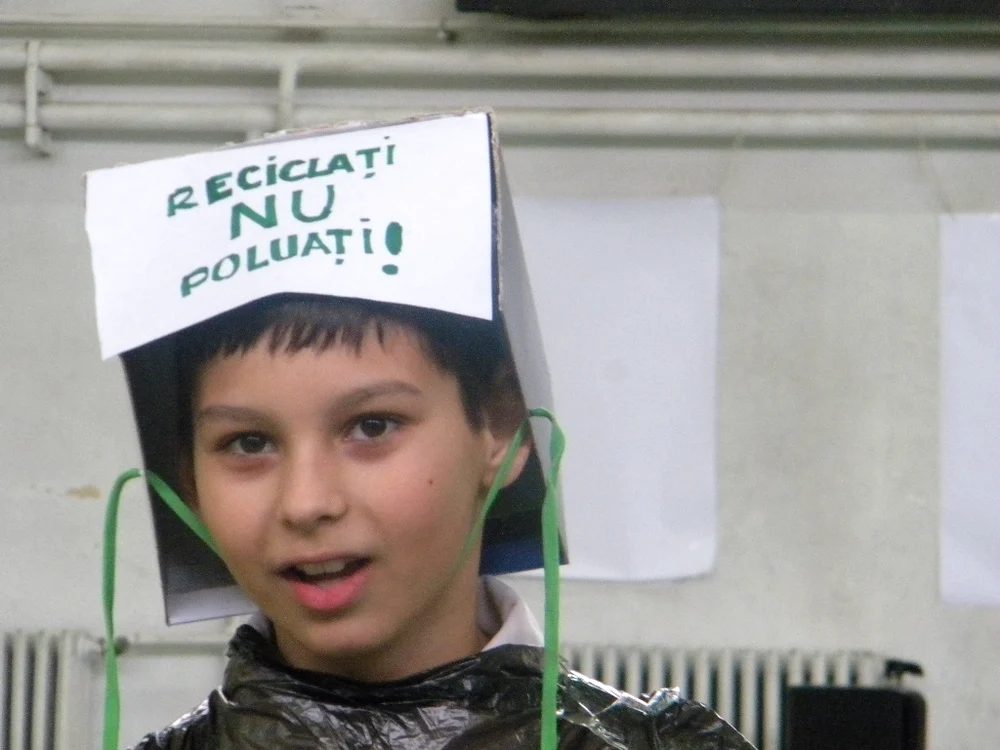 Copiii au încercat să sensibilizeze oamenii cu mesaje ecologice 