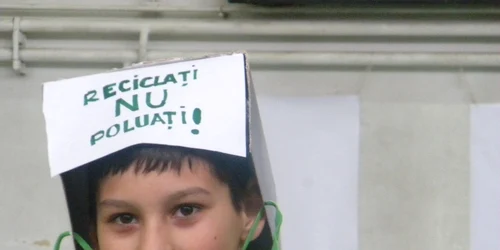 Copiii au încercat să sensibilizeze oamenii cu mesaje ecologice 