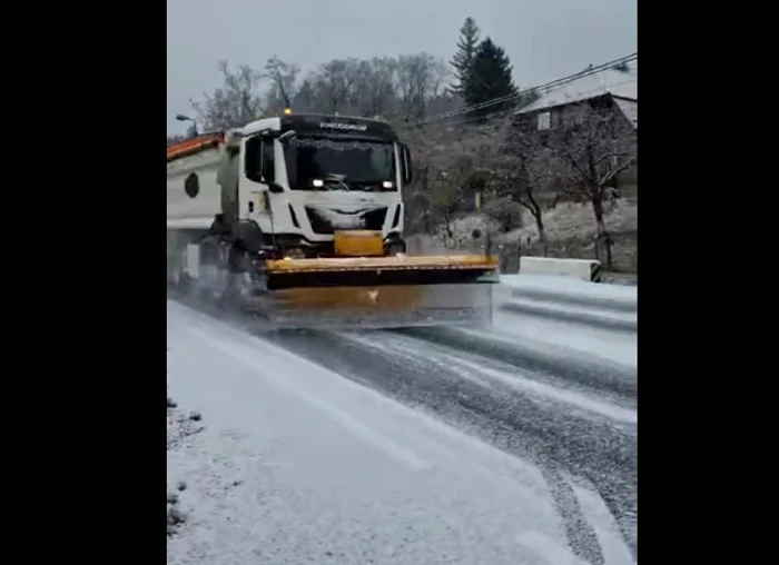Deszăpezire pe drumurile din centrul țării. FOTO captură video DRDP Brașov.