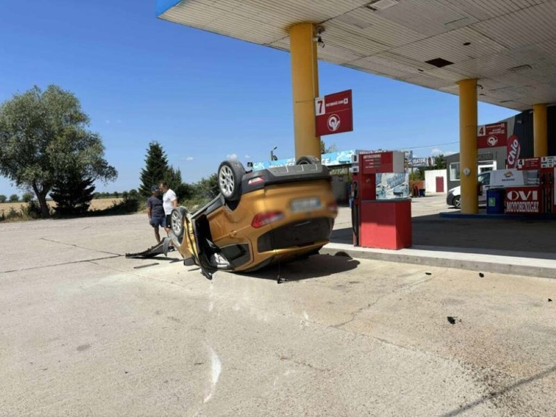 Accident spectaculos în Bihor: mașină răsturnată într-o benzinărie, la mai puţin de un metru de pompa de carburant. Câți ani are şoferul