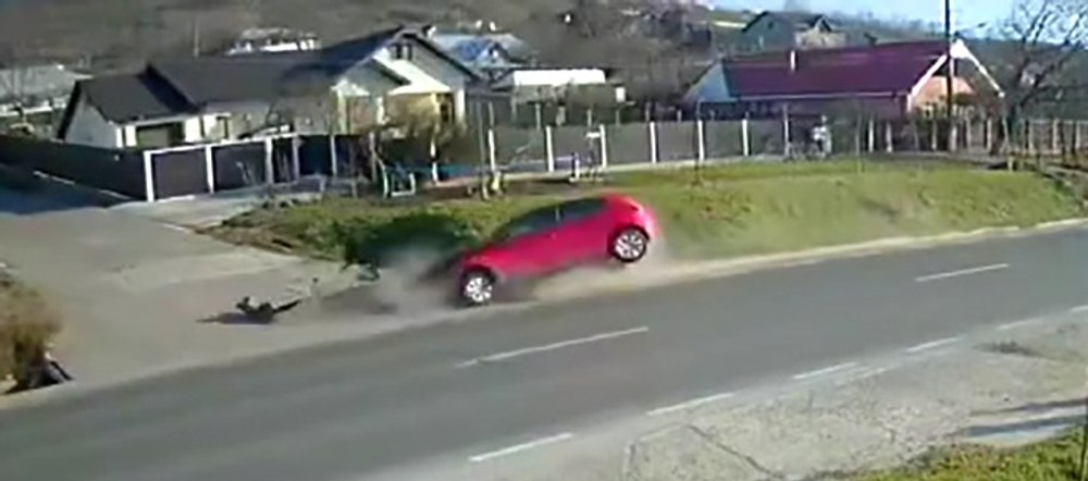 Momentul în care un tânăr intră violent cu mașina într-un cap de pod. Șoferul a fost transportat la spital