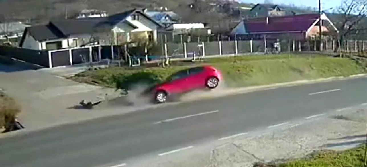 A intrat cu mașina într-un cap de pod Foto: Captură video Facebook