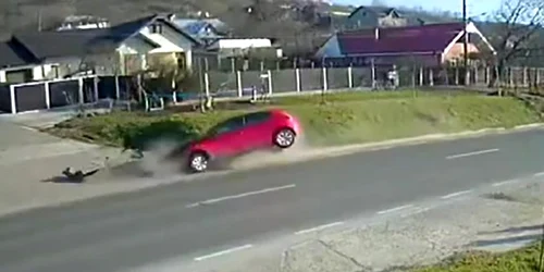 a intrat cu mașina într un cap de pod Captură video Facebook jpg