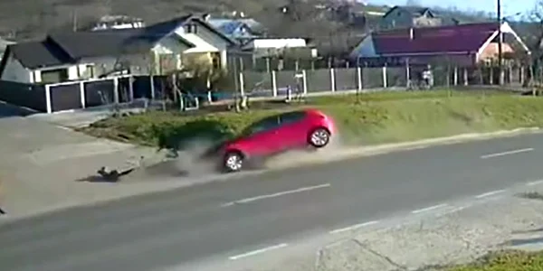 a intrat cu mașina într un cap de pod Captură video Facebook jpg