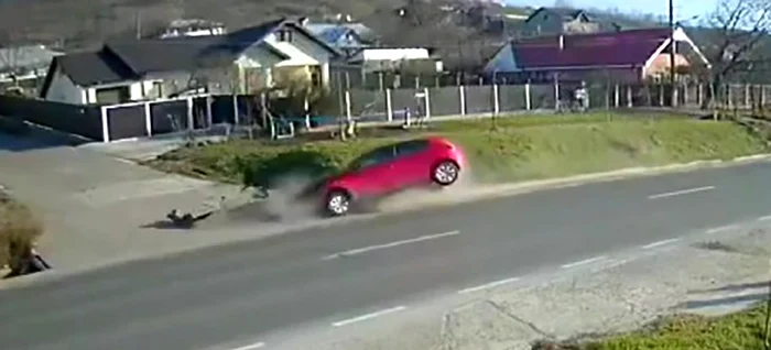 A intrat cu mașina într-un cap de pod Foto: Captură video Facebook
