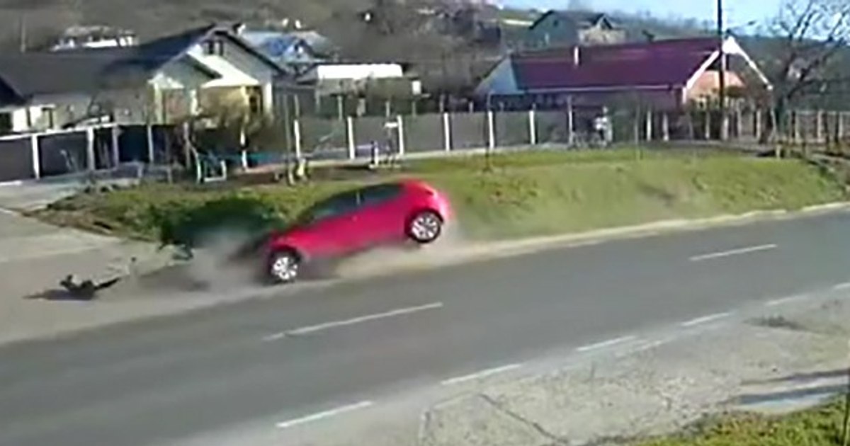Accident grav: Șofer tânăr intră violent cu mașina în cap de pod