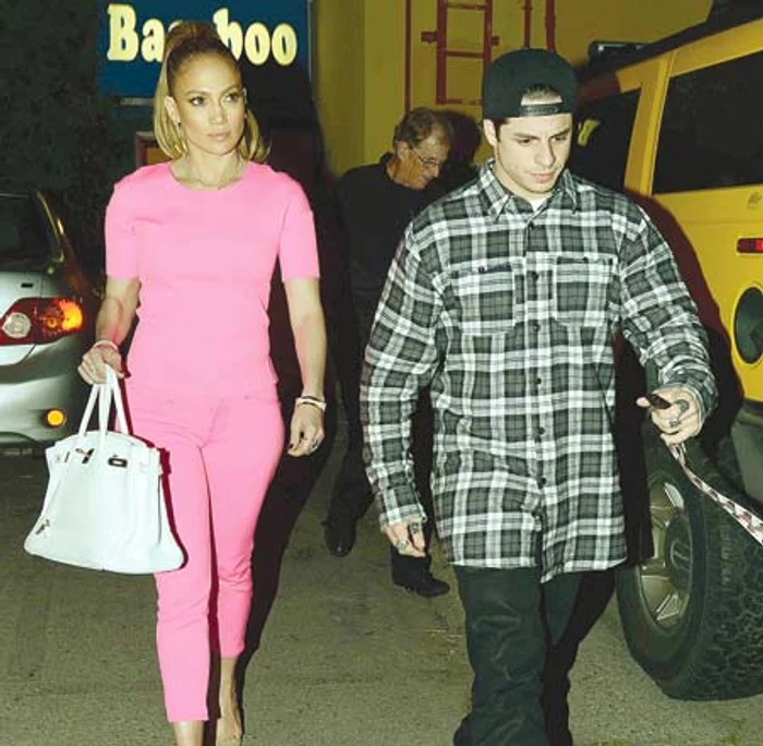 
    Relaţiile dintre  Jennifer şi Casper s-au răcit (Foto: Hepta)  