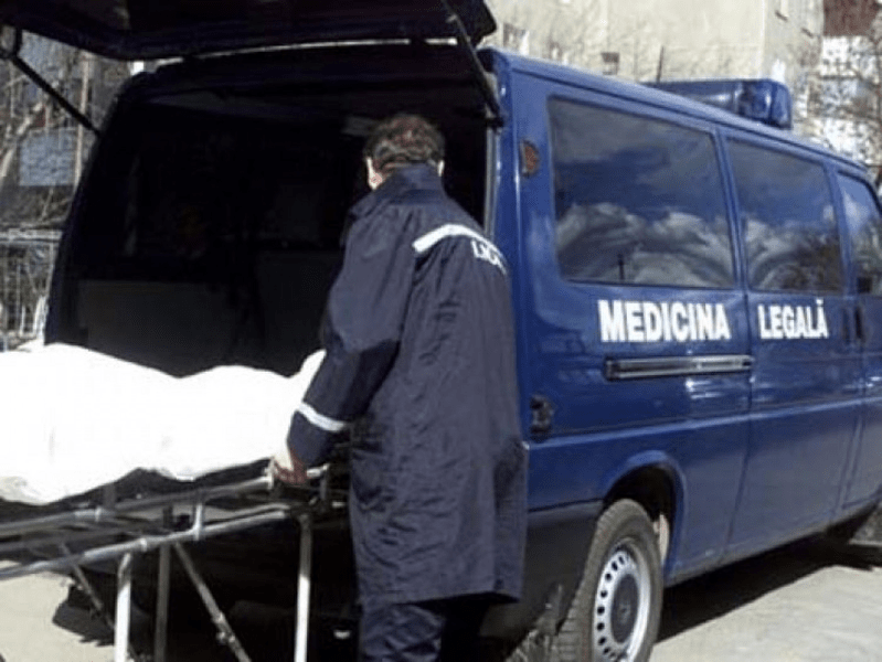 Moarte suspectă într-un magazin din Bacău. Un bărbat a căzut de la etajul 2 al clădirii în condiții încă neelucidate