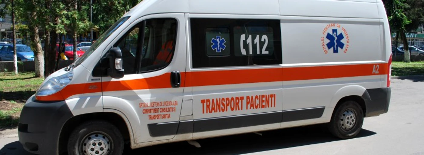 Șoferul ambulanței a fost filmat când lua autostopiști