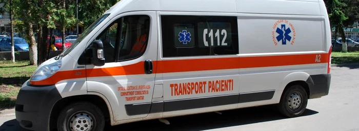 Șoferul ambulanței a fost filmat când lua autostopiști