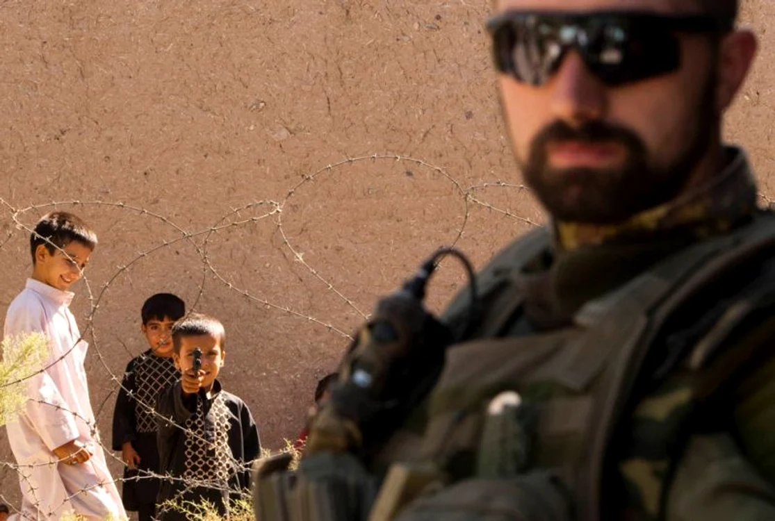 Un soldat italian al NATO care păzeşte închisoarea  Herat din vestul Afganistanului este „ameninţat” de un băiat afgan cu un pistol de jucărie, 14 septembrie (Foto: Reuters / Raheb Homavandi)