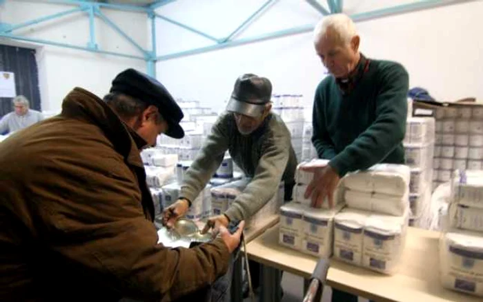 Oamenii aşteaptă alimentele europene FOTO: adevarul.ro