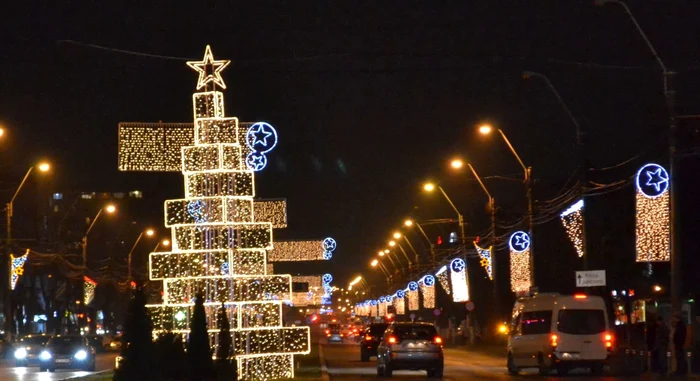 Iluminatul de sărbătoare de pe Strada Brăilei Foto: Marius Mototolea