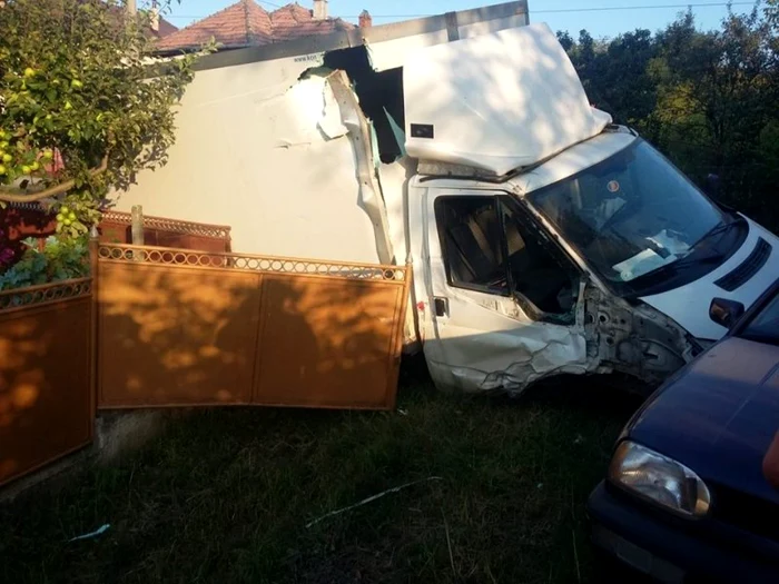 Camioneta a intrat pe trotuar, a acroşat victimele şi s-a oprit într-o altă maşină