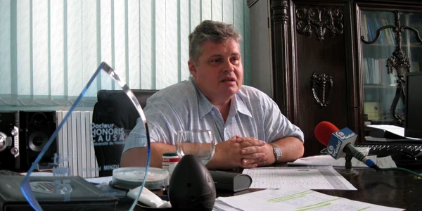 Viorel Mânzu este în acest moment şi rector, şi preşesdinte al Senatului.