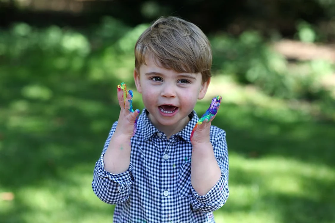 Prințul Louis și-a mânjit mânuțele în culorile curcubeului și i-a salutat pe medici, de ziua lui de naștere
