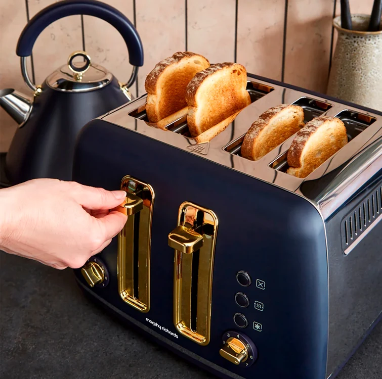 Toaster cu patru fante pentru mai multe felii de pâine rumenite în același timp Foto Morphy Richards