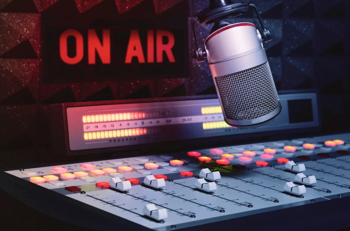 studio radio emisie live foto shutterstock