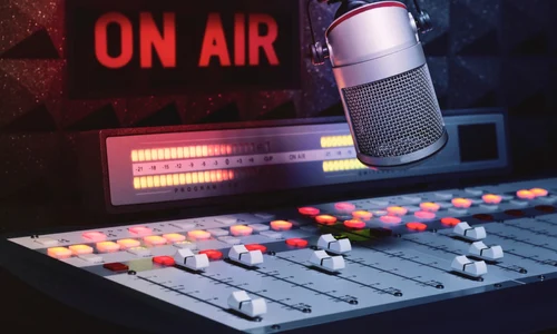 studio radio emisie live foto shutterstock
