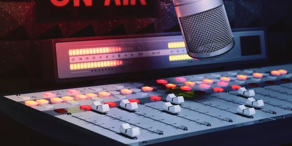 studio radio emisie live foto shutterstock