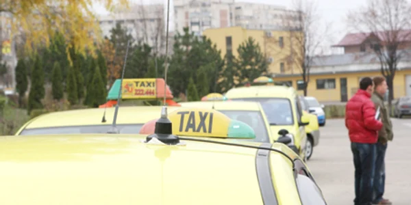 Taximetriştii promit „discuţii“ pe marginea acţiunilor autorităţilor