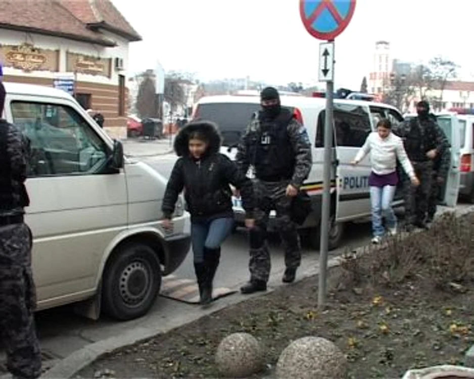 DIICOT au reţinut 89 de persoane suspecte într-un dosar cu trafic de persoane şi prostituţie