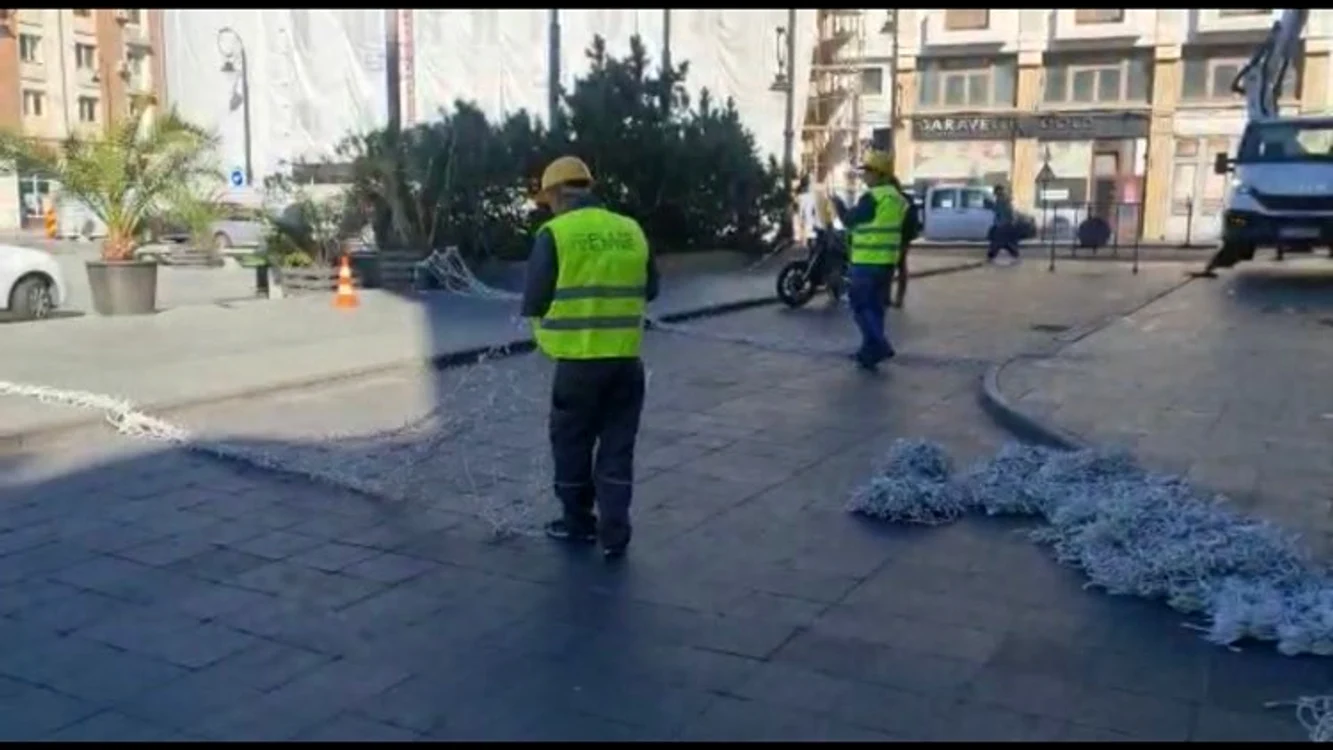 Primele instalații de Crăciun montate în Craiova FOTO Ana Popescu
