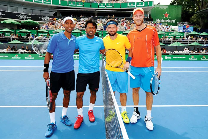 
    Florin Mergea (în galben) şi partenerul lui, la festivitatea de premiere   