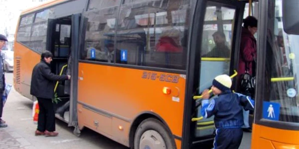 Mii de slătineni aleg autobuzul, de trei ori mai ieftin decât taxiul