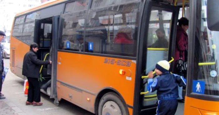 Mii de slătineni aleg autobuzul, de trei ori mai ieftin decât taxiul