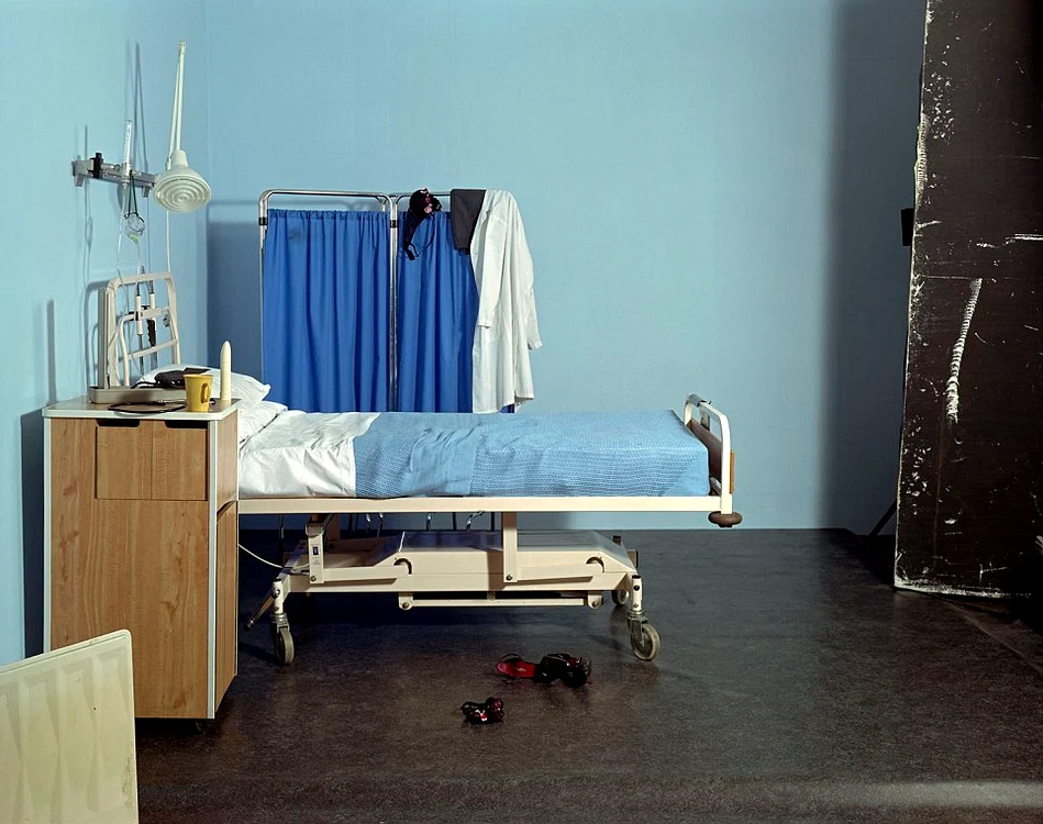 Acesta este un platou de filmare decorat astfel încât să arate ca un salon de spital