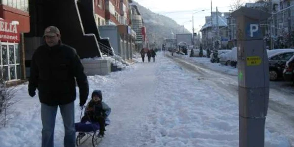 Cei mai bucuroşi de zăpada căzută au fost copiii