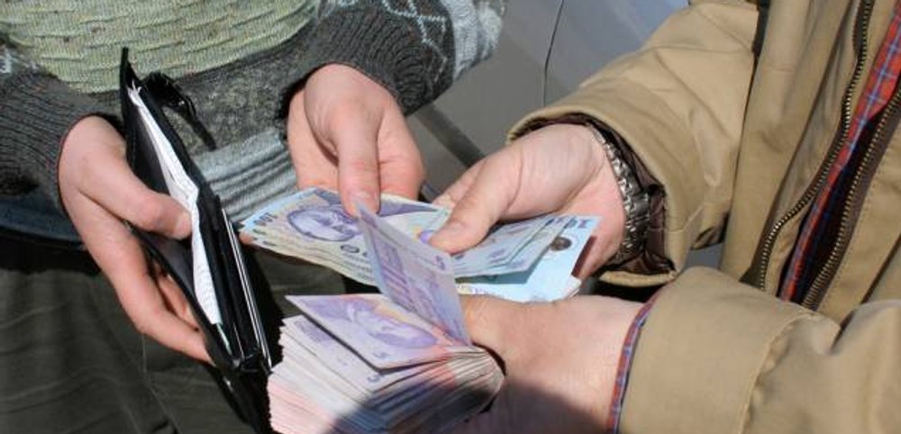 Cămătari condamnați după ce le-au luat alocațiile și ajutoarele sociale oamenilor, în schimbul datoriilor