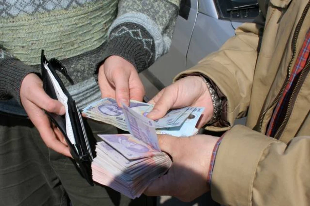 Cămătar, prins în flagrant în timp ce primea 160.000 de lei. El l-a șantajat și amenințat pe tânărul căruia îi împrumutase bani