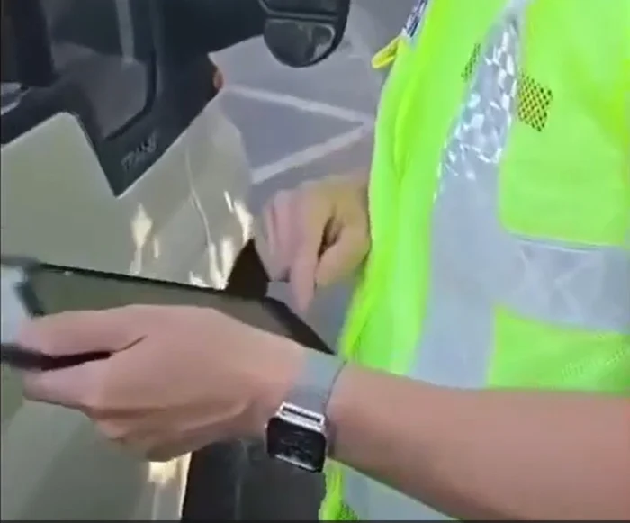 Șofer amendat cu tableta FOTO: Captura video