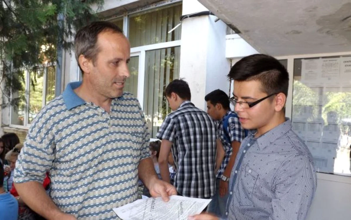 Un părinte discută cu fiul despre subiectele de la Capacitate 2014 FOTO Adevărul