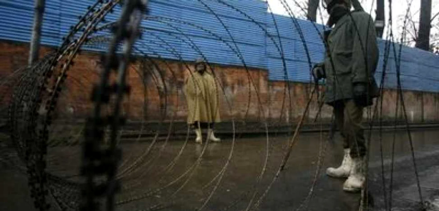 Baricadă ridicată în faţa biroului Organizaţiei Naţiunilor Unite pentru India şi Pakistan