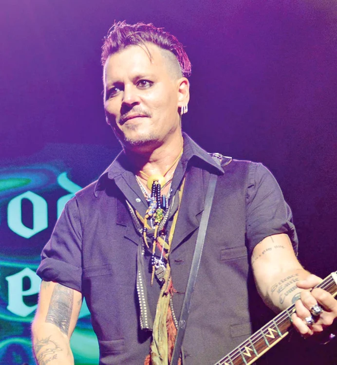 Actorul vrea să uite de suferinţa pe care i-a provocat-o divorţul de Amber Heard