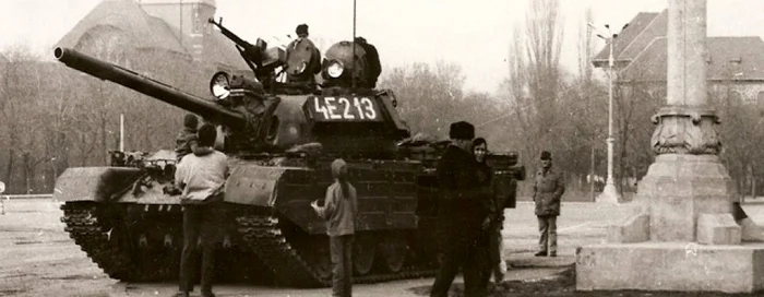 Tanc românesc TR 85, în zilele Revoluţiei din 1989. FOTO: wikimedia.