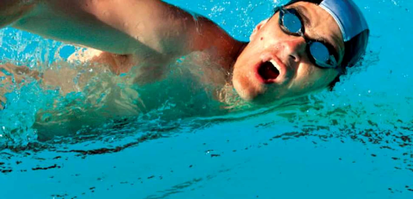 Înotul, un sport eficient şi nu foarte costisitor