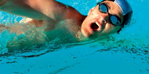 Înotul, un sport eficient şi nu foarte costisitor