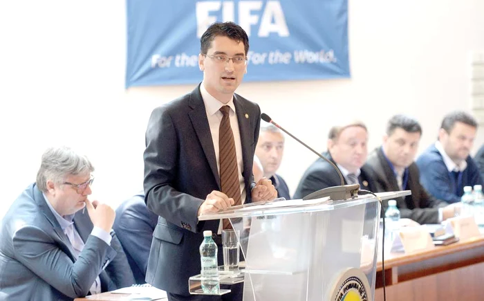 
    Răzvan Burleanu şi-a luat în serios rolul de preşedinte al Federaţiei Române de FotbalFoto: Mediafax  