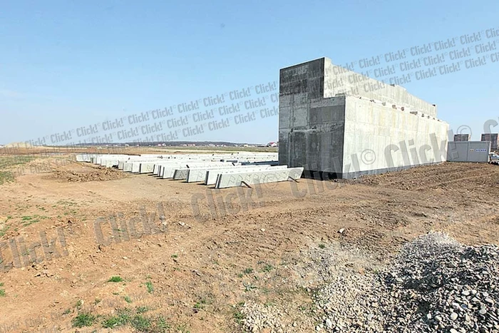 Maşinile intră şi ies  de pe autostradă pe  “breteaua” de ţară (Fotografii: Sever Gheorghe)