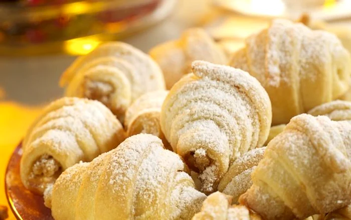 Cornulețe fragede cu apă minerală.  FOTO: Arhivă 