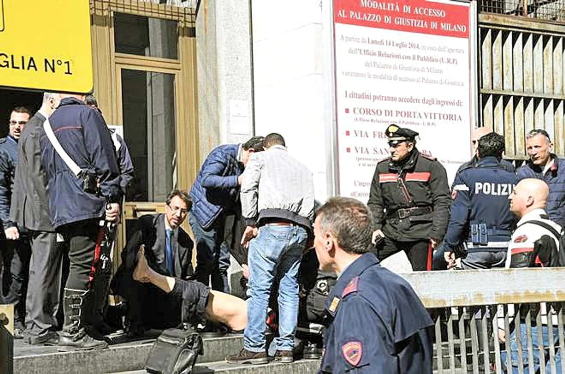 
    Oamenii alergau speriaţi  pe scările Tribunalului  
